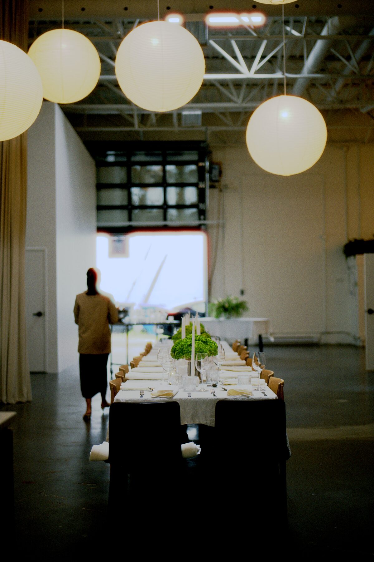 Table dressée sous les lanternes